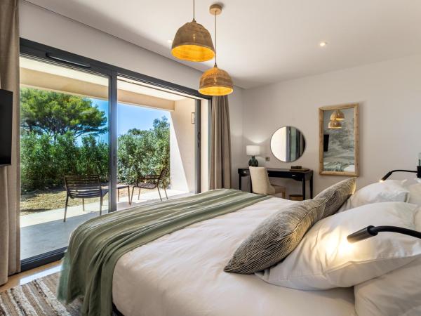 Le Refuge - Gigaro Lodges : photo 5 de la chambre chambre lit king-size - vue sur mer