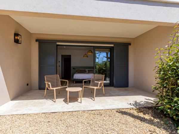 Le Refuge - Gigaro Lodges : photo 3 de la chambre chambre lit king-size - vue sur mer