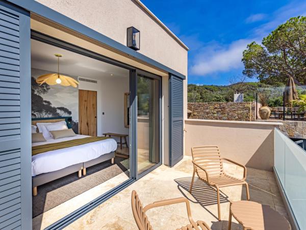 Le Refuge - Gigaro Lodges : photo 2 de la chambre chambre lit queen-size - vue sur mer