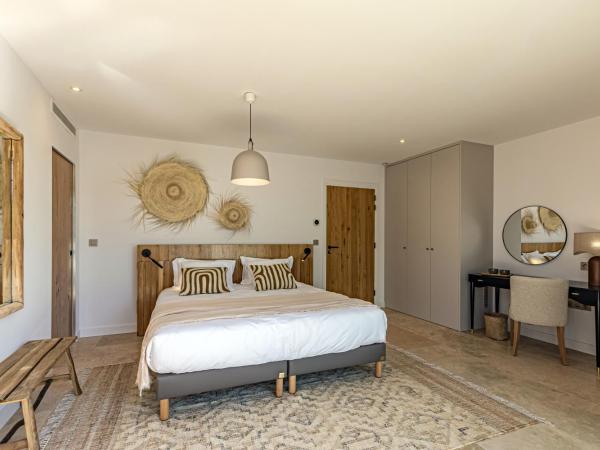 Le Refuge - Gigaro Lodges : photo 3 de la chambre chambre lit king-size - vue sur mer