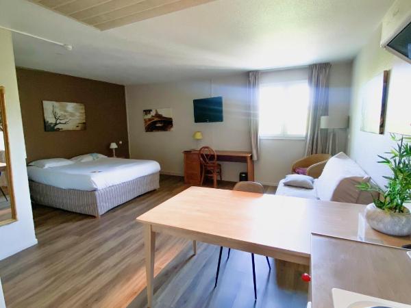 Kyriad Hotel Montpellier Centre Antigone : photo 9 de la chambre chambre standard lit double et 1 canapé