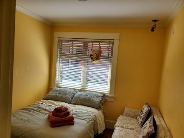 Elegant, Sunny Modern Home with Skylights - Kitsilano, Vancouver : photo 1 de la chambre suite familiale