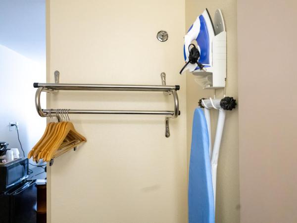 Baymont by Wyndham College Park Atlanta Airport South : photo 7 de la chambre chambre lit king-size pour personnes à mobilité réduite - baignoire avec barres d’appui - non-fumeurs