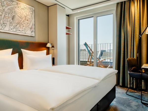 Motel One Köln-Mediapark : photo 3 de la chambre chambre lit queen-size avec balcon