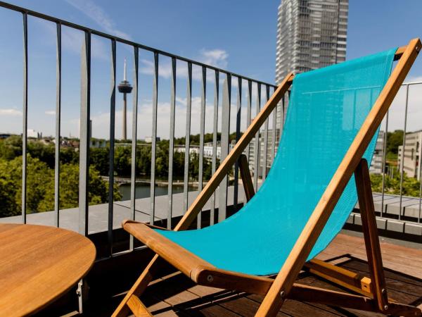 Motel One Köln-Mediapark : photo 4 de la chambre chambre lit queen-size avec balcon