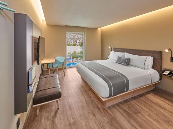 City Express Plus by Marriott Cancun Aeropuerto Riviera : photo 2 de la chambre chambre lit king-size