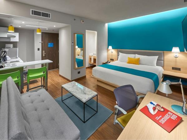 City Express Suites by Marriott Cancún Aeropuerto : photo 4 de la chambre grande suite lit king-size et canapé-lit