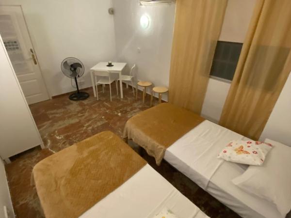 Pension El Dorado : photo 3 de la chambre chambre quadruple Économique avec salle de bains commune