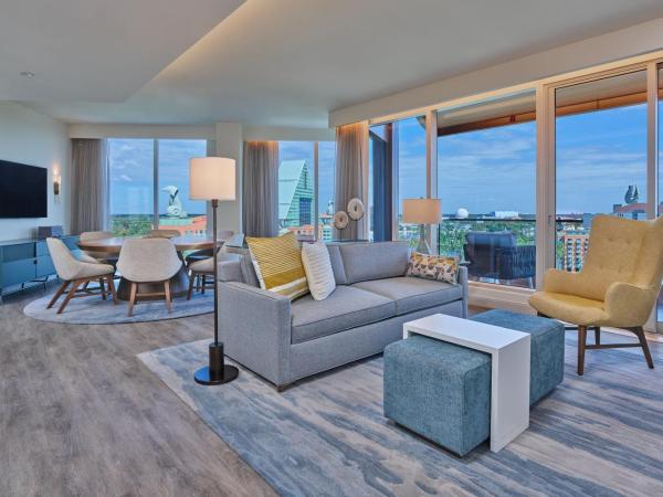 Walt Disney World Swan Reserve : photo 1 de la chambre chairman, 1 bedroom suite, 1 king, sofa bed, epcot view (includes early entry to disney theme parks)