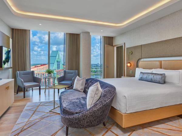 Walt Disney World Swan Reserve : photo 1 de la chambre presidential, 1 bedroom suite, 1 king, sofa bed, epcot view (includes early entry to disney theme parks)