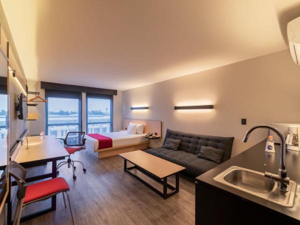 City Express Plus by Marriott Guadalajara Palomar : photo 2 de la chambre chambre lit queen-size supérieure avec canapé-lit