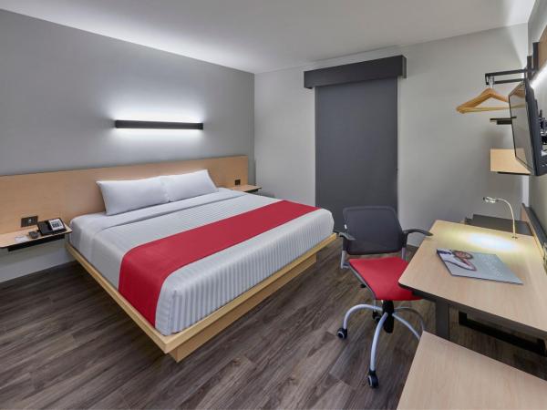 City Express Plus by Marriott Puerto Vallarta : photo 1 de la chambre chambre lit king-size