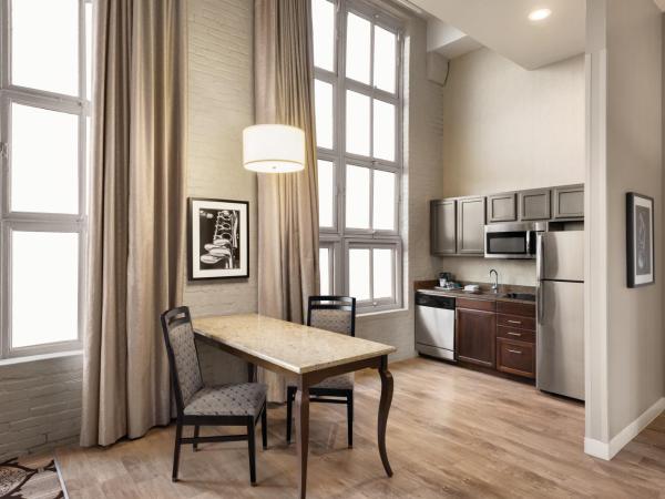 Hampton Inn and Suites New Orleans Convention Center : photo 7 de la chambre studio lit king-size - non-fumeurs