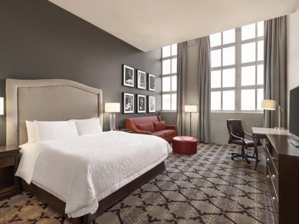 Hampton Inn and Suites New Orleans Convention Center : photo 6 de la chambre studio lit king-size - non-fumeurs