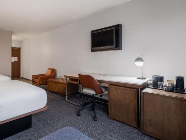 Courtyard Salt Lake City Airport : photo 1 de la chambre grande chambre double avec 2 lits doubles et canapé-lit