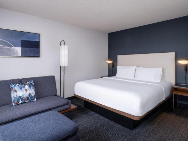 Courtyard Salt Lake City Airport : photo 2 de la chambre chambre lit king-size avec canapé-lit