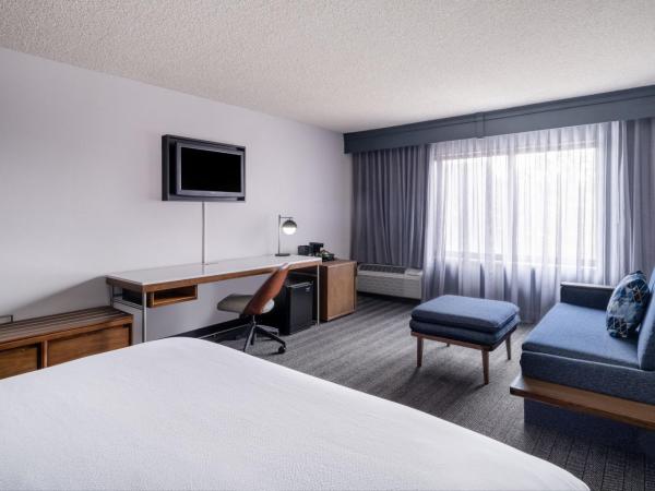 Courtyard Salt Lake City Airport : photo 2 de la chambre grande chambre king avec canapé-lit