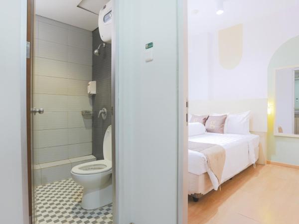 Hotel Gunawangsa Manyar : photo 2 de la chambre chambre familiale