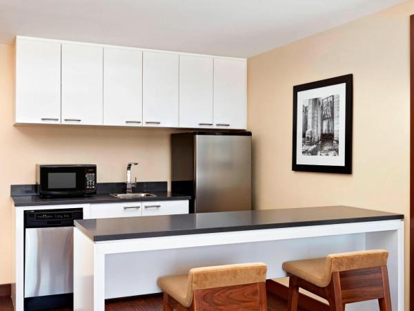 Four Points by Sheraton Kelowna Airport : photo 3 de la chambre suite d’angle 1 chambre 1 lit king-size avec canapé-lit et baignoire spa