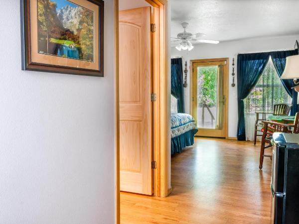 Red Horse Bed and Breakfast : photo 8 de la chambre chambre lit king-size avec douche accessible en fauteuil roulant - adaptée aux personnes à mobilité réduite - animaux domestiques admis