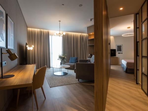 Hotel Giralda Center : photo 10 de la chambre suite junior avec dîner de réveillon du nouvel an