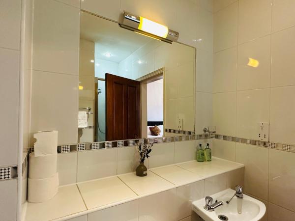 Abbotsford Guest House : photo 7 de la chambre chambre triple avec salle de bains commune