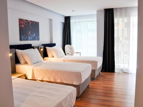 THE ROYALS HOTEL : photo 3 de la chambre chambre triple avec balcon