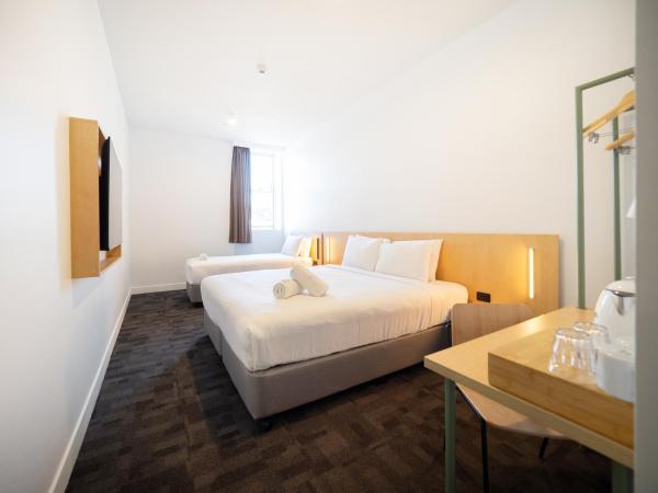 YHA Sydney Harbour : photo 1 de la chambre hébergement lit king-size et 1 lit simple avec salle de bains privative