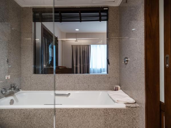 Ramada Plaza by Wyndham Bangkok Menam Riverside : photo 2 de la chambre chambre lits jumeaux de luxe avec vue sur la rivière