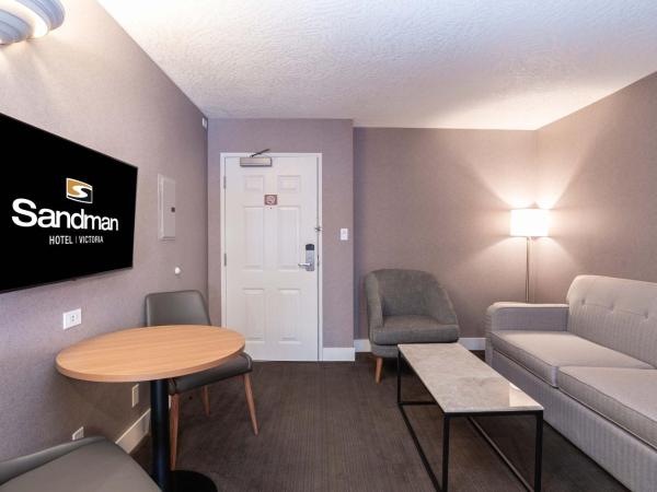 Sandman Hotel Victoria : photo 5 de la chambre suite standard avec 1 lit king-size, canapé-lit, kitchenette
