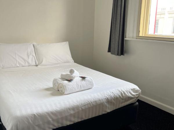 Star Bar Cafe & Hotel : photo 1 de la chambre chambre double avec salle de bains privative