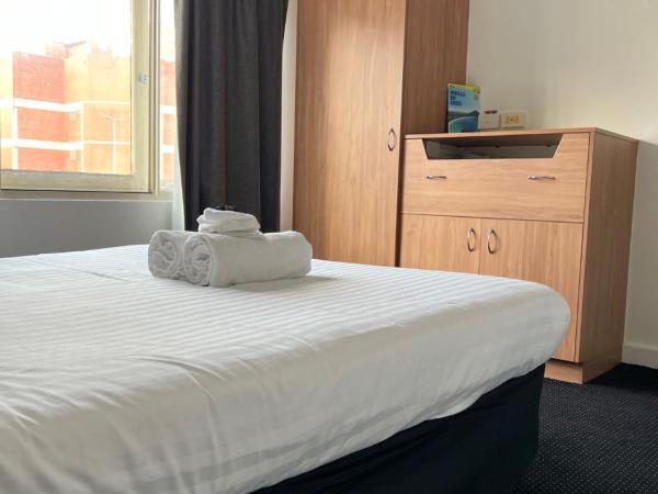 Star Bar Cafe & Hotel : photo 2 de la chambre chambre lit queen-size