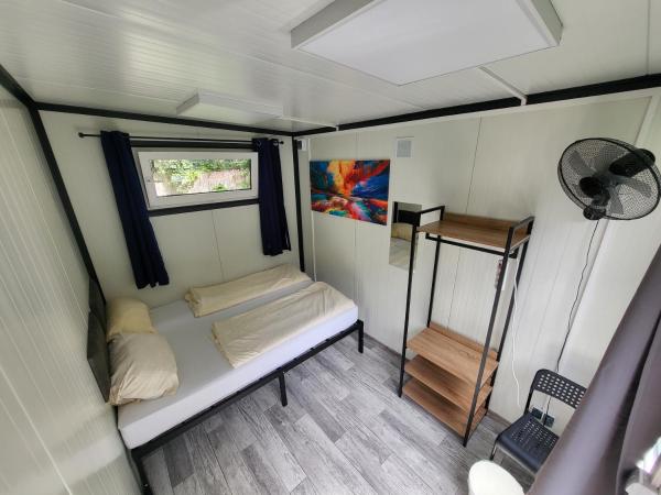 EASY Lodges Berlin : photo 1 de la chambre cottage double avec salle de bains commune