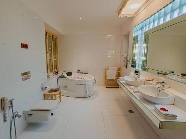 The Ajit Bhawan - A Palace Resort : photo 9 de la chambre chambre double - vue sur piscine