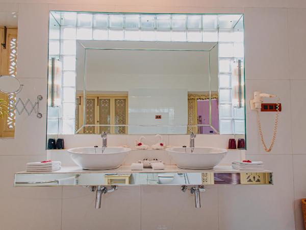 The Ajit Bhawan - A Palace Resort : photo 4 de la chambre chambre double - vue sur piscine