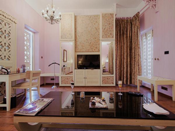 The Ajit Bhawan - A Palace Resort : photo 5 de la chambre chambre double - vue sur piscine