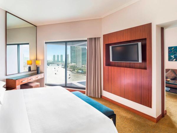 Royal Orchid Sheraton Hotel and Towers : photo 9 de la chambre suite junior avec lit king-size et accès au salon-club - vue sur fleuve