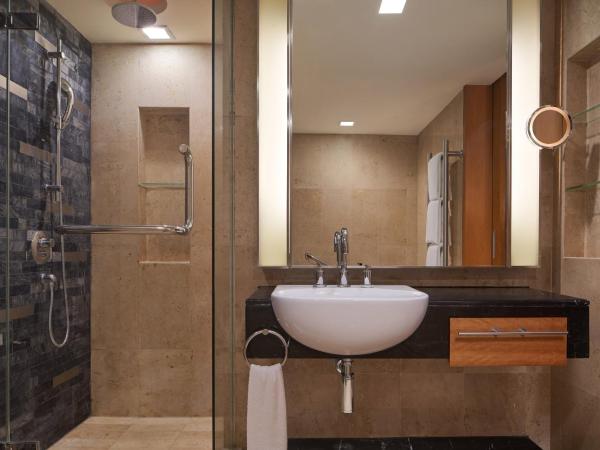 Royal Orchid Sheraton Hotel and Towers : photo 1 de la chambre suite lit king-size familiale