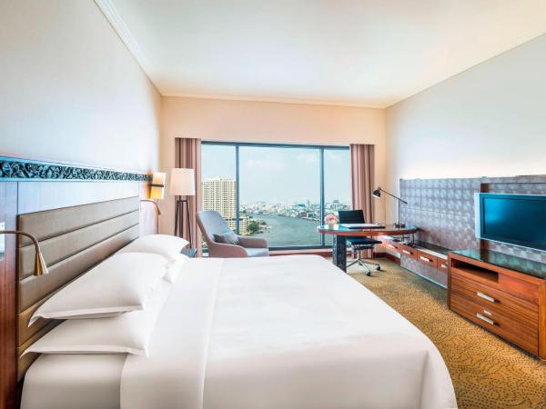 Royal Orchid Sheraton Hotel and Towers : photo 6 de la chambre chambre lit king-size deluxe - vue sur fleuve