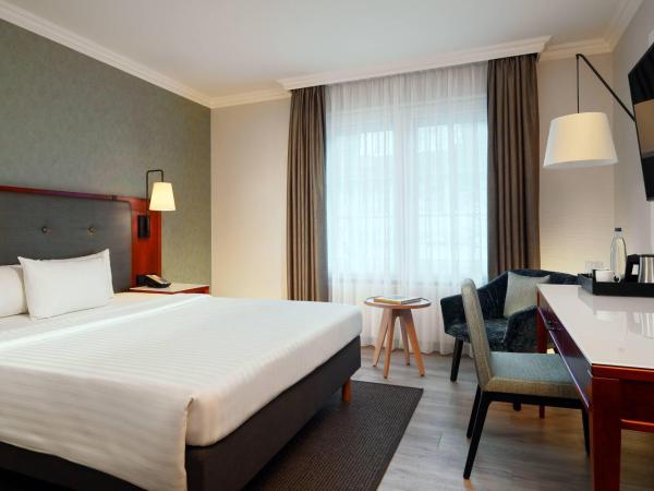 Courtyard by Marriott Hamburg Airport : photo 1 de la chambre chambre lit queen-size côté cour