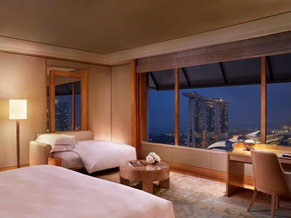 The Ritz-Carlton, Millenia Singapore : photo 1 de la chambre grand marina, 1 king bed and 1 sofa bed, marina bay view
