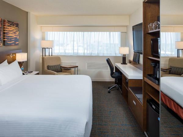 Delta Hotels by Marriott Calgary South : photo 1 de la chambre chambre lit king-size deluxe avec canapé-lit