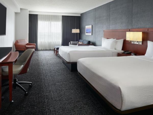 Courtyard by Marriott Calgary Airport : photo 1 de la chambre chambre supérieure avec 2 lits queen-size