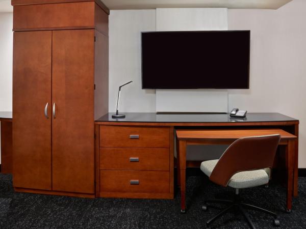 Courtyard by Marriott Calgary Airport : photo 2 de la chambre chambre lit king-size