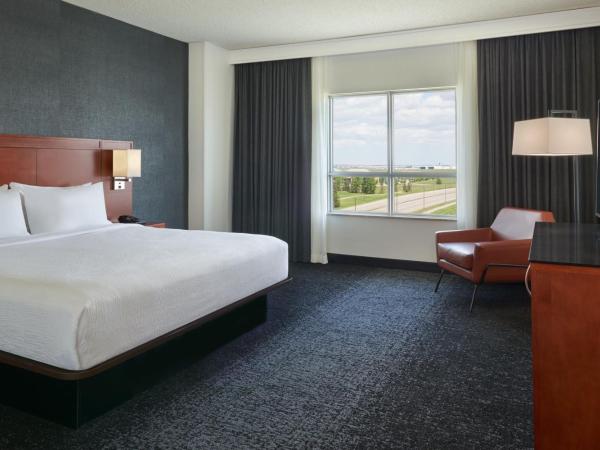 Courtyard by Marriott Calgary Airport : photo 4 de la chambre suite 1 chambre lit king-size