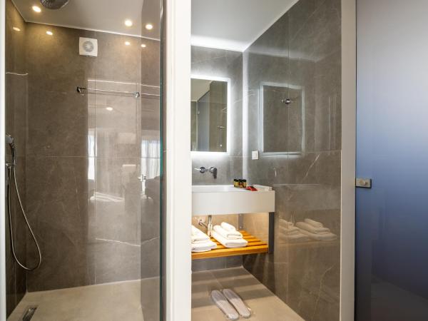 Epavli Grace Hotel : photo 5 de la chambre suite lit king-size avec balcon