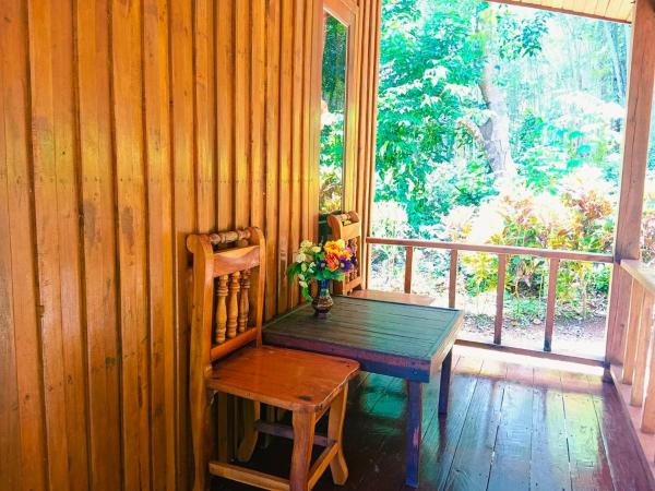 Lanta Maikeaw Bungalow : photo 3 de la chambre chambre triple