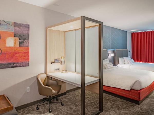 SpringHill Suites Dallas Central Expressway : photo 6 de la chambre suite 2 lits queen-size avec lit gigogne