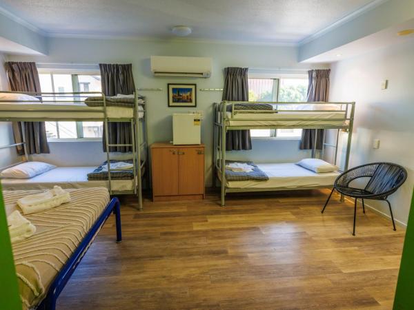 YHA Cairns Central : photo 3 de la chambre hébergement lit queen-size plus 4 avec salle de bains privative