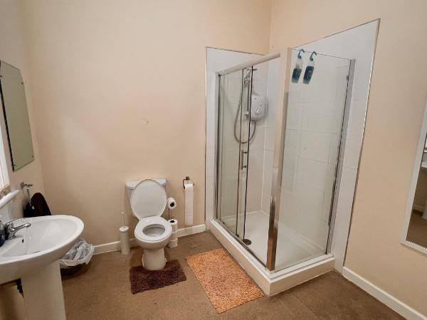 Castle Lodge Guest House 86-88 Sheil Rd L6 3AF : photo 7 de la chambre chambre familiale (4 adultes) 